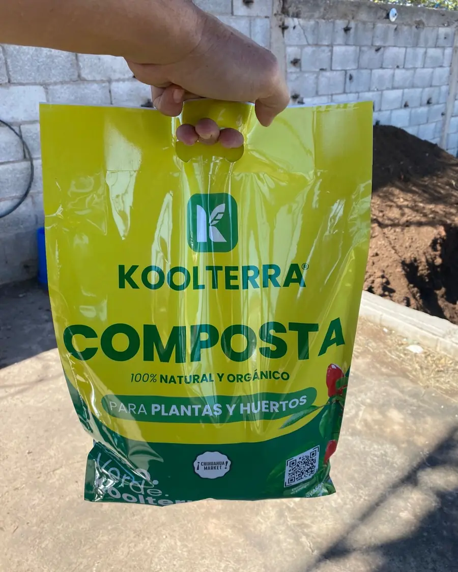 Bolsa de composta Koolterra de 10 litros sostenida en la planta de Chihuahua