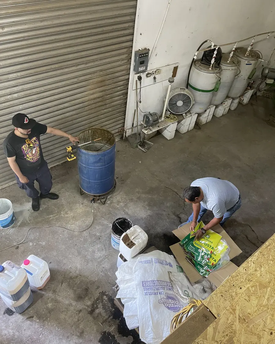 Preparación de productos y envasado de composta en la planta de Koolterra en Chihuahua